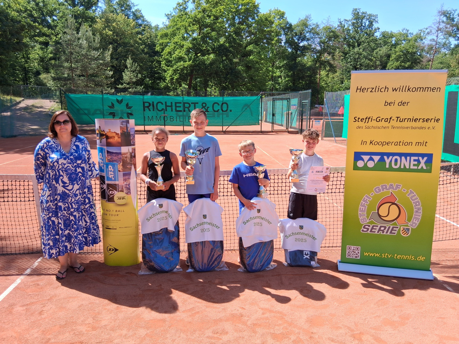 Alle Meister U9 männlich, U10 gemischt und U12 weiblich / männlich mit Franziska Margreiter (Vorsitzende TC BW Blasewitz)