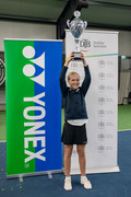 Daria Strogalshchikova freut sich über den Claudia Kohde-Kilsch-Pokal.