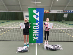 Das Endspiel der Mädchen U12: Alexandra Belyaeva und Arina Pavlova (v.l.)